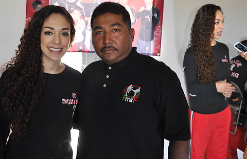 Acompañada por su maestro de kickboxing